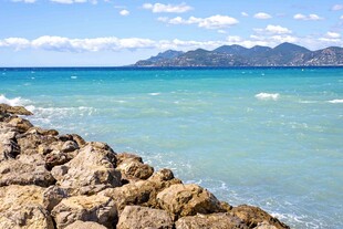 海边礁石与碧蓝海水美景