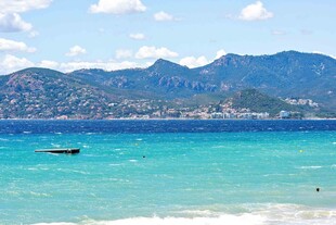 碧海蓝天中的静谧海域