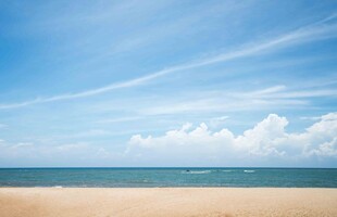 蓝天沙滩海景图