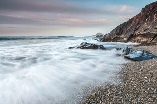 海边礁石与翻涌浪花