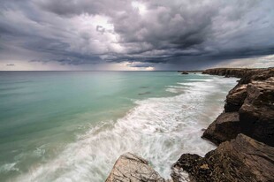 海边乌云下的壮阔海景