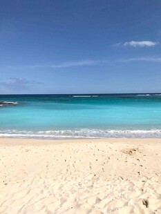 美丽沙滩与湛蓝海水景观