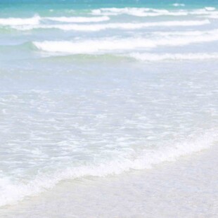 海边沙滩上的白色浪花