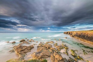 海边礁石与壮阔天空景观