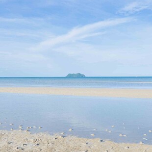 美丽海滩与远处海岛风光