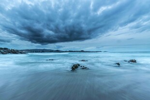 海边乌云下的宁静景致