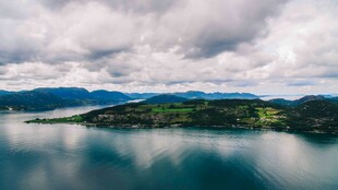 宁静湖景与远山云雾缭绕