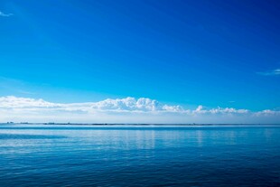 广阔蓝天与平静湖面美景