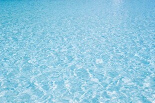 清澈见底的蓝色泳池水面