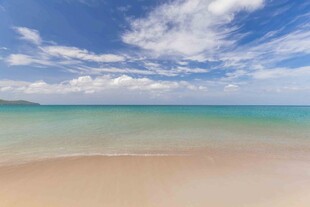 美丽海滨沙滩与蔚蓝大海