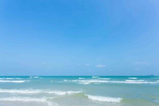 碧海蓝天的美丽海滨风光