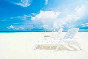 海滩上的白色休闲躺椅