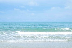 碧海蓝天海浪轻拍沙滩