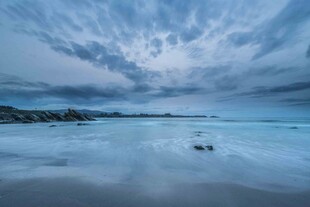 海边暮色下的宁静景致