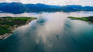 壮丽湖景与周边山峦风光