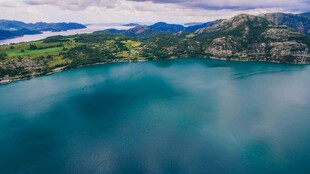 美丽湖景与远山风光