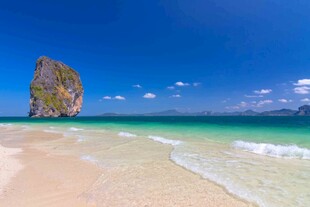 美丽海滩与海中巨石