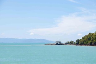 碧海蓝天中的美丽海滨风光