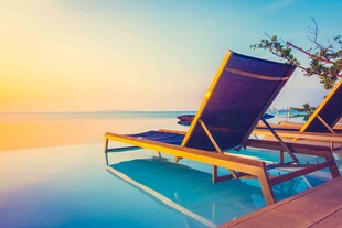 海边泳池躺椅的惬意时光