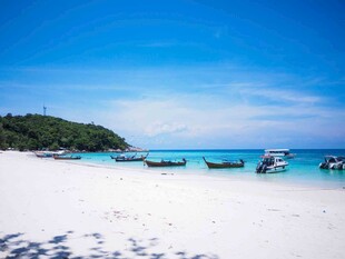 美丽海滩与海上船只