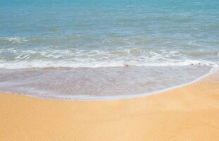 金色沙滩与蔚蓝海浪