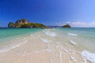 美丽海滩与海中岛屿风光