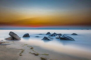 海边日落时的静谧礁石