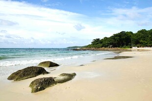 美丽沙滩与海中礁石