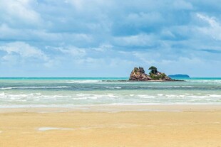 美丽海滩与海中礁石