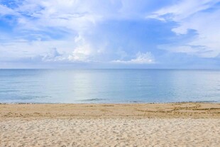 蓝天白云与海水