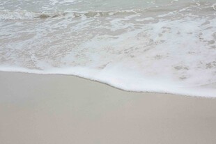 海浪轻吻沙滩的美好瞬间