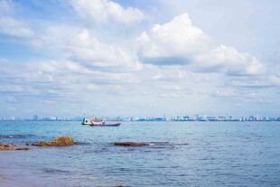 船只在蓝天碧海间