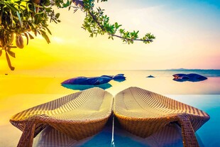 海边泳池旁的舒适躺椅