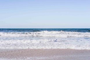 海边浪花翻涌的美丽景致