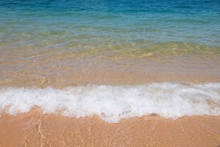 海浪轻拍沙滩的美丽景致