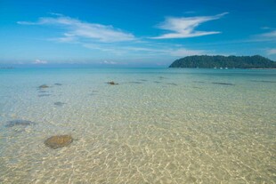 清澈海域中的美丽海岛风光