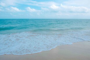 美丽海滩海浪轻拍沙滩