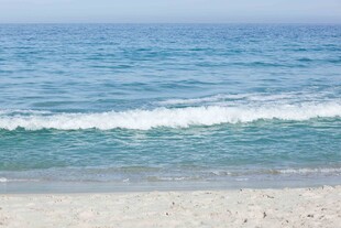 海边沙滩上的蓝色海浪