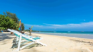 海滨沙滩上的休闲躺椅