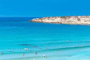 碧海蓝天的美丽海滨风光