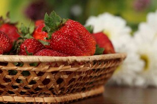 竹篮中的新鲜草莓
