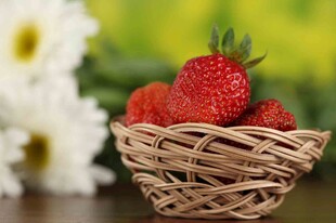 竹篮中的新鲜红草莓