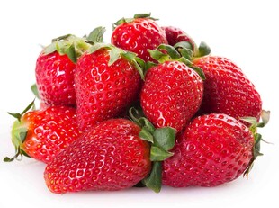 新鲜饱满的草莓堆叠