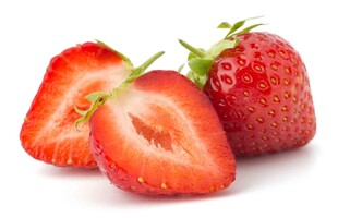 新鲜切开的诱人草莓