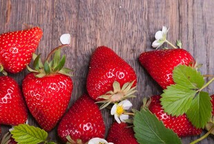 新鲜草莓摆放在木质背景上