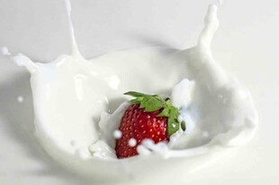 草莓落入牛奶瞬间