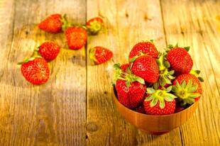 木碗中的新鲜草莓