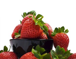 新鲜草莓堆叠在黑色容器中