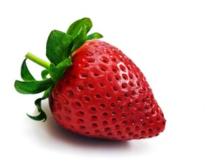 鲜红饱满的单颗新鲜草莓