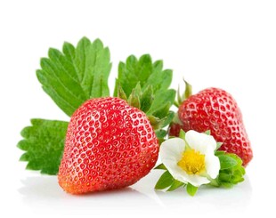 新鲜草莓配绿叶与小花